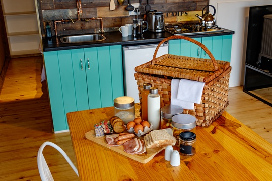 Make breakfast easy with a conveniently packed Breakfast Basket